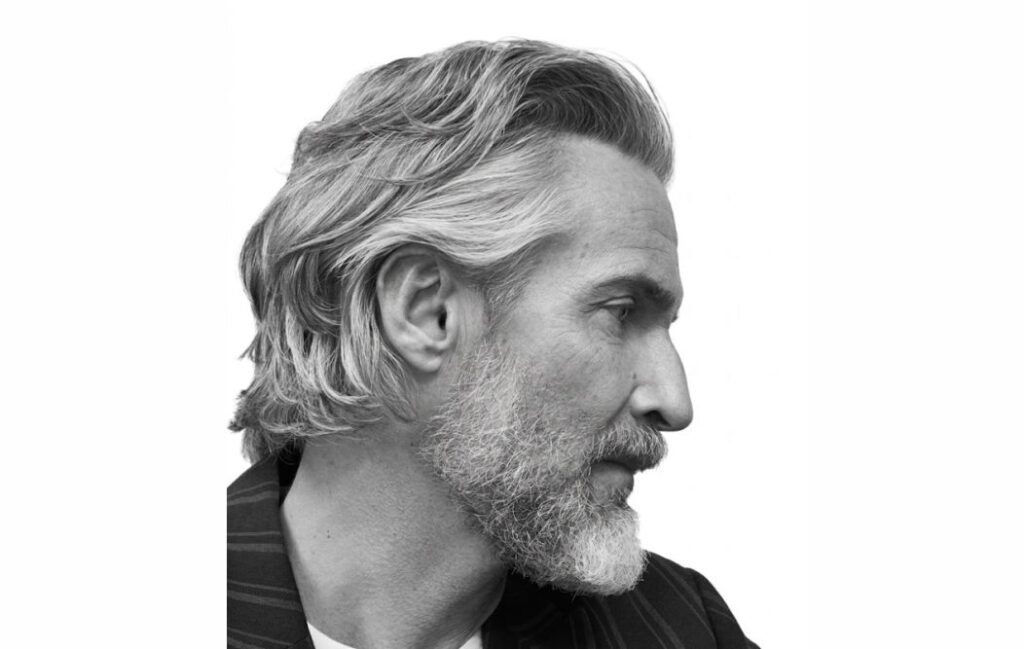 The medium layered older men's hairstyle