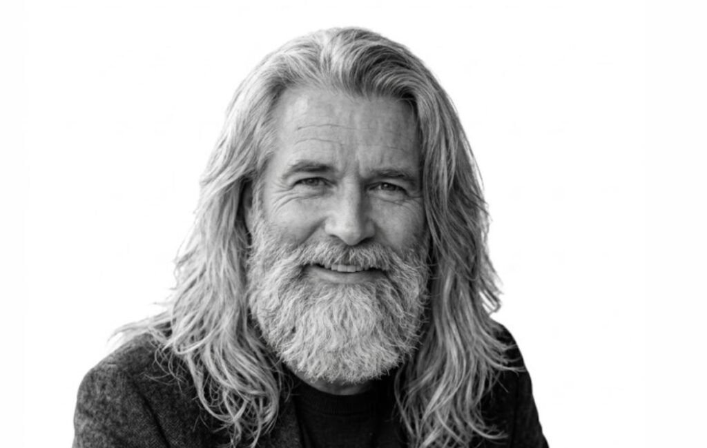 Older men's Shoulder-length grey waves