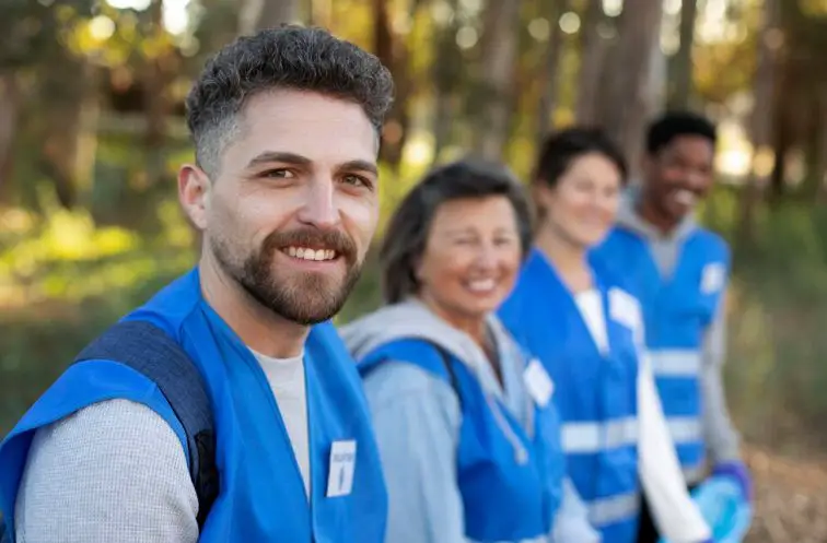 Men in their 40s volunteering