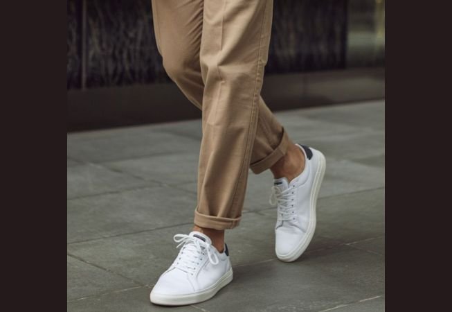 A man wearing Chinos with sneakers